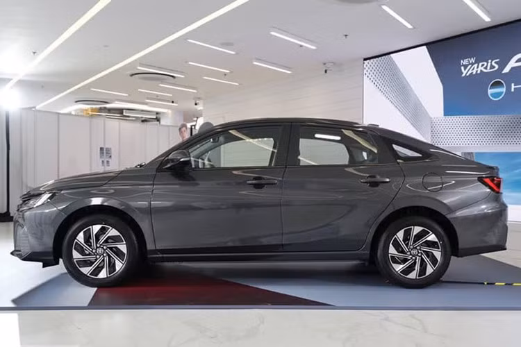 Về thiết kế, Yaris ATIV HEV mang phong cách trẻ trung, hiện đại với cụm đèn LED sắc sảo ở cả trước và sau, đèn định vị ban ngày và các chi tiết ốp đen bóng tạo điểm nhấn thể thao. Riêng phiên bản GR SPORT có thêm gói bodykit, mui sơn đen...