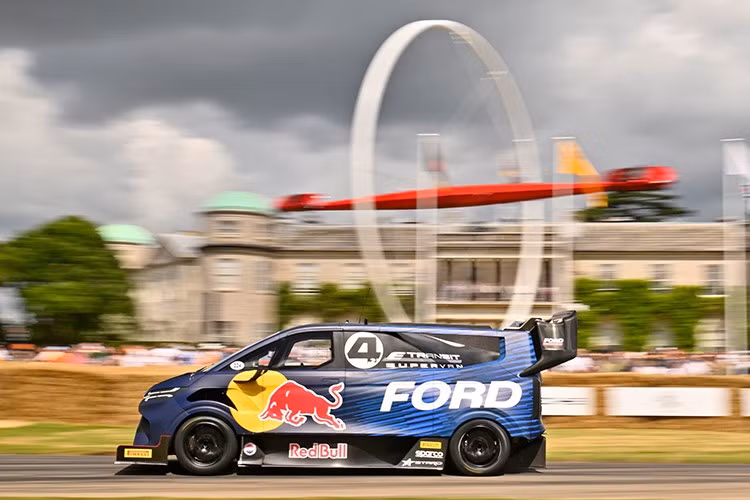 Nhưng lần này, Ford lại làm nên lịch sử tại đường đua "địa ngục xanh" với một chiếc Transit hoàn toàn không phải là một chiếc minivan thông thường.