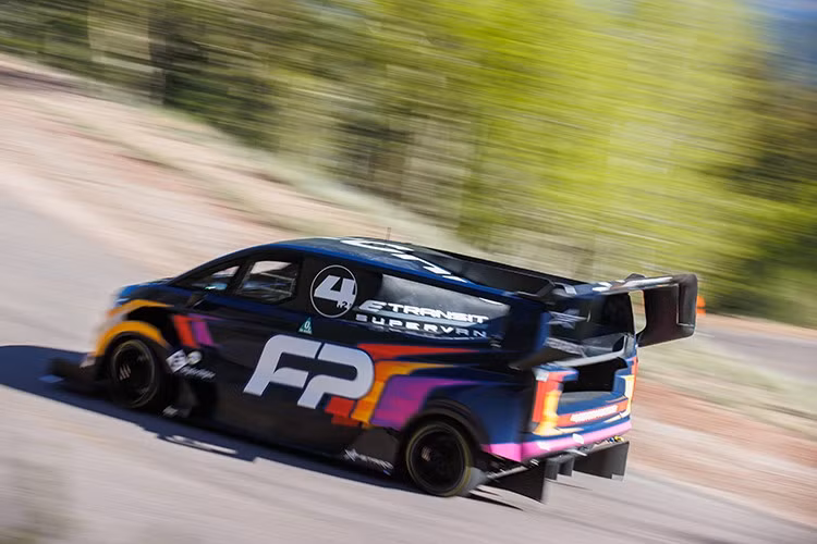 Chiếc Ford Transit SuperVan 4.2 này chạy hoàn toàn bằng điện với công suất 2.000 mã lực, đã lập kỷ lục ở những nơi như Bathurst và từng vô địch tại Pikes Peak.