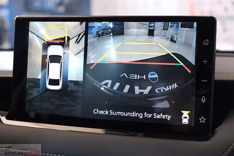 Xe cũng tích hợp sạc không dây, cửa gió hàng ghế sau, điều hòa tự động lọc bụi mịn PM2.5, đèn viền nội thất 64 màu và hệ thống âm thanh 6 loa. Bản GR SPORT còn nổi bật hơn với dàn loa Pioneer và ghế ngồi bọc da phối Alcantara kèm logo GR thể thao.
