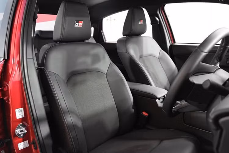 Bên cạnh đó là gói công nghệ Toyota Safety Sense tiên tiến với các tính năng như kiểm soát hành trình thích ứng, cảnh báo và phanh trước va chạm, cảnh báo lệch làn, hỗ trợ giữ làn, nhận biết xe phía trước khởi hành và kiểm soát nhấn nhầm chân ga. Xe còn có camera 360 độ, camera hành trình, cảm biến đỗ xe trước – sau và 6 túi khí, mang đến sự an tâm cao cho người sử dụng.