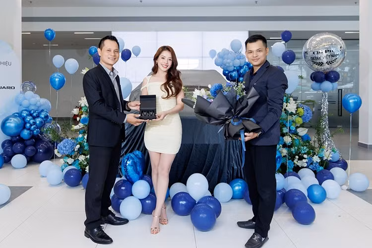 Vào ngày 19/8/2025 vừa qua, thương hiệu ô tô Trung Quốc Geely đã chính thức bàn giao chiếc xe Monjaro cho nữ ca sỹ Chi Pu. Người đẹp sinh năm 1993 này hiện cũng là đại sứ thương hiệu của Geely ở Việt Nam.