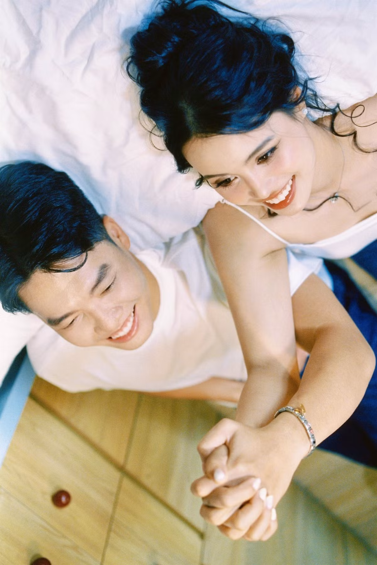 Trong loạt ảnh, cả hai chọn concept cực giản dị áo thun trắng – quần jean, chụp trong không gian bếp đời thường.