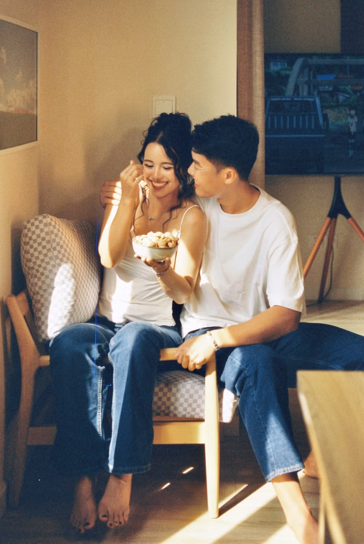 Mới đây, nhân dịp tròn 1 năm yêu nhau, Ánh Nguyệt – Đức Phát đã tung bộ ảnh kỷ niệm khiến netizen được phen "rụng tim".