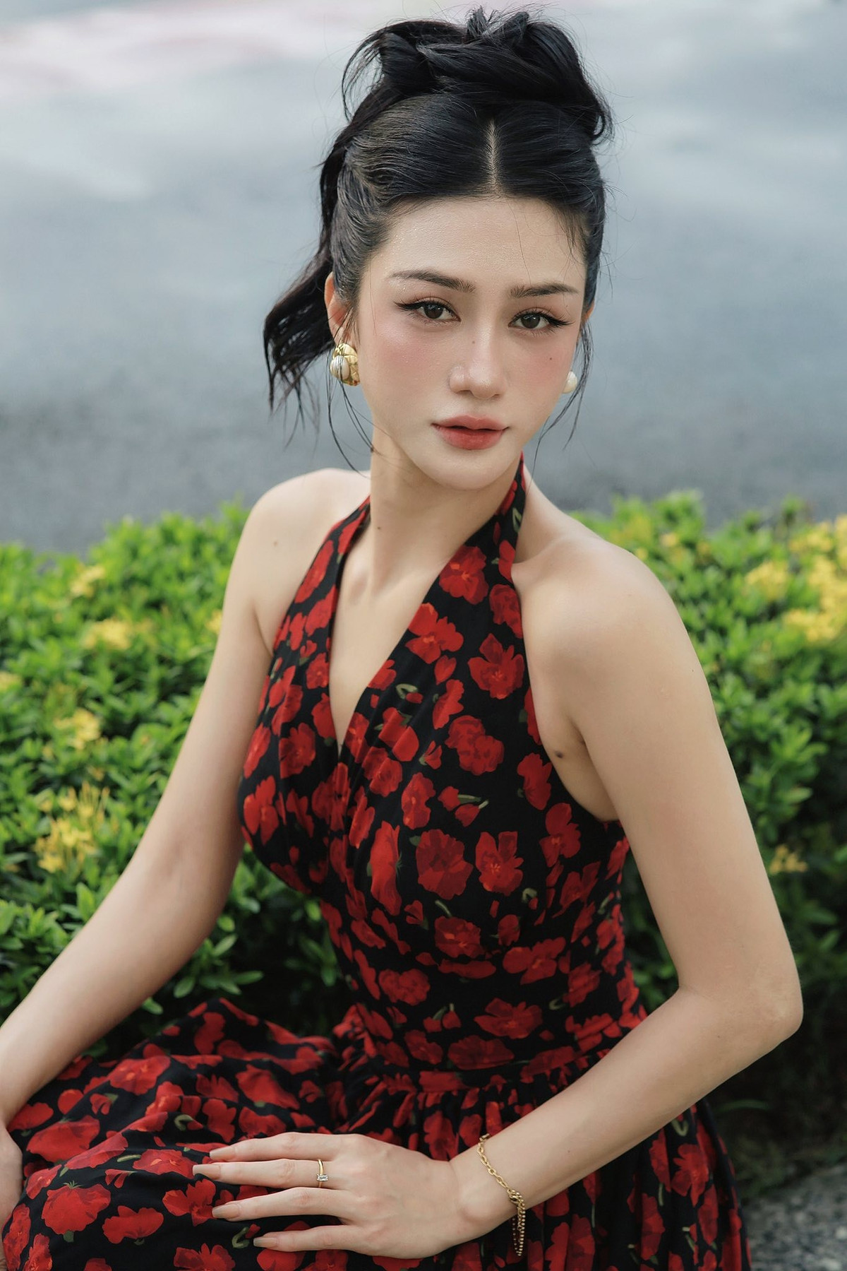 Ngọc Bích chọn gym như một người bạn đồng hành lâu dài. Cô tập những bài siết eo, nâng mông và giữ cơ lưng - những vùng tạo nên đường cong nữ tính. Squat, hip thrust, plank, gập bụng… là những bài tập quen thuộc nhất trong lịch trình của cô.