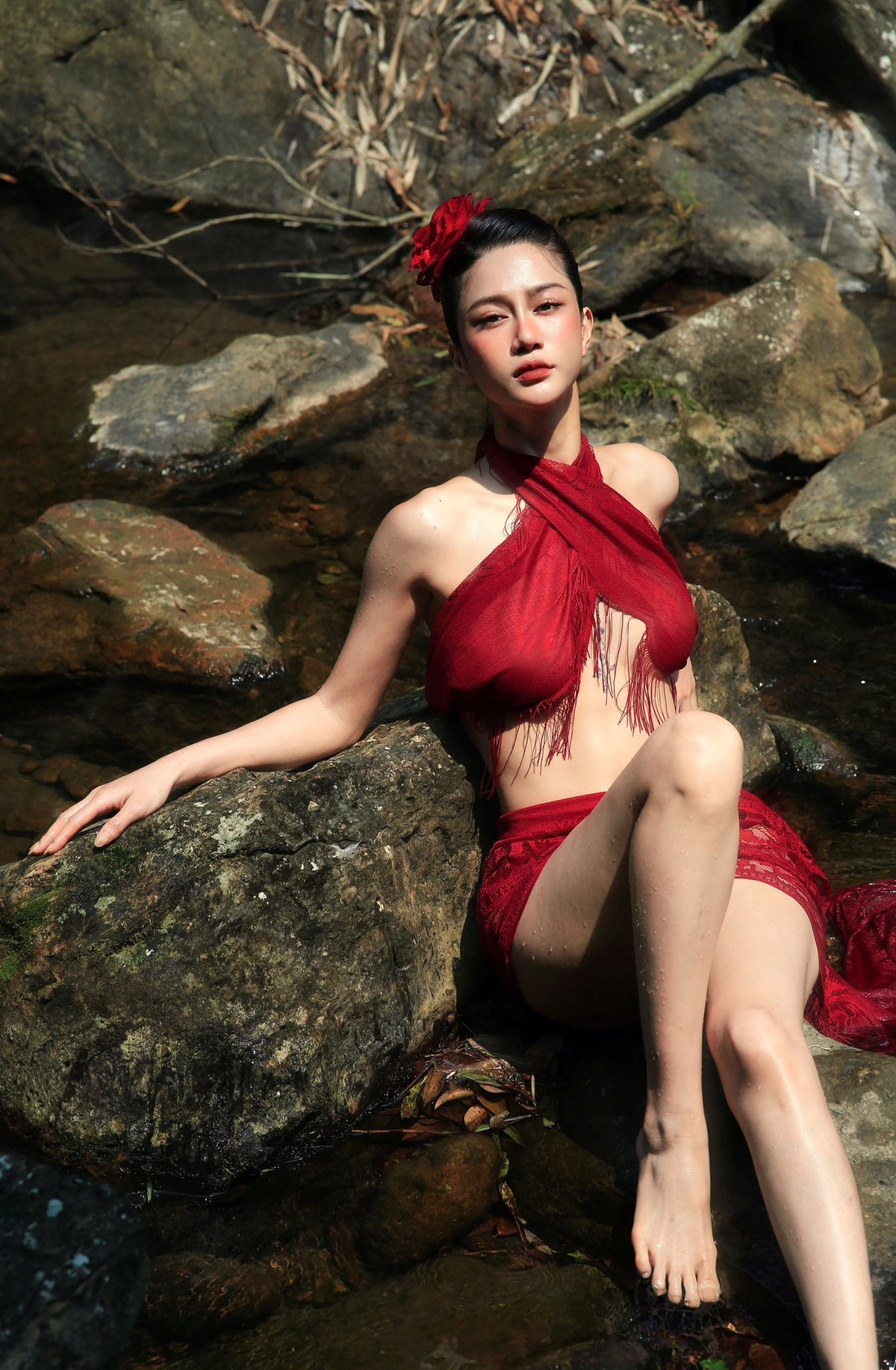 Điều đáng nói là, sự gợi cảm của Ngọc Bích không đến từ trang phục - dù đó có là bikini hai mảnh táo bạo.