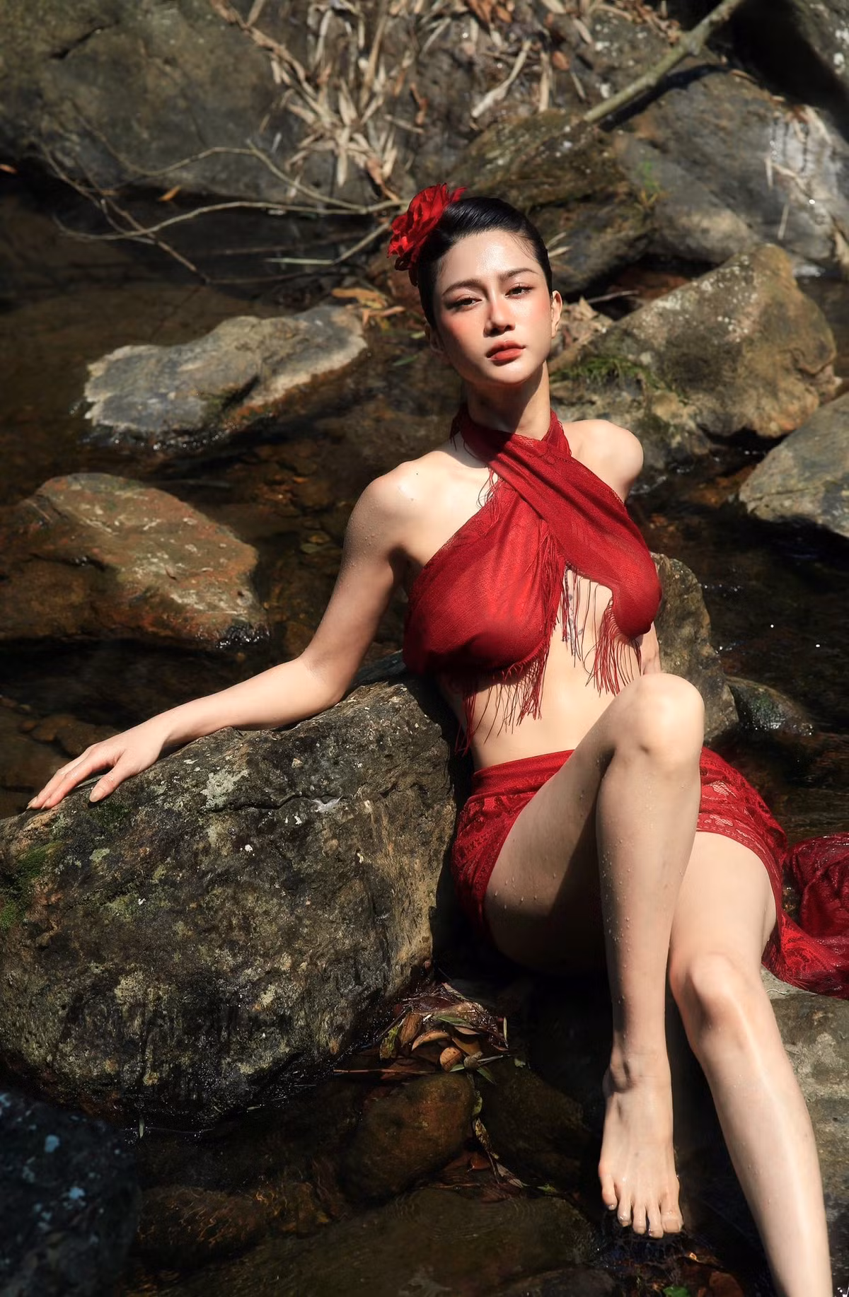 Điều đáng nói là, sự gợi cảm của Ngọc Bích không đến từ trang phục - dù đó có là bikini hai mảnh táo bạo.