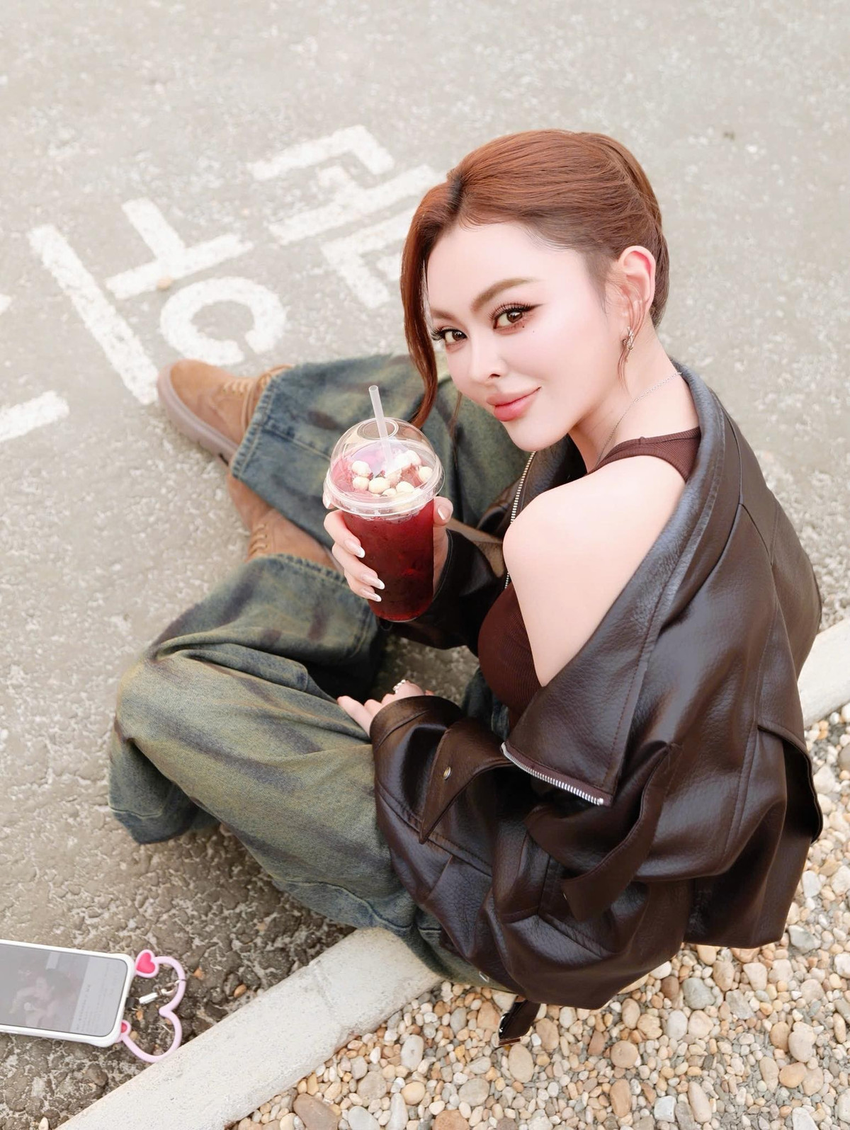 Trang Nemo được mệnh danh là "hot girl bán hàng online" nhờ sở hữu ngoại hình xinh đẹp cùng những livestream quảng cáo bán quần áo có lượng người tương tác khủng. Thậm chí, cô còn có riêng một fanpage chuyên phục vụ cho việc kinh doanh.