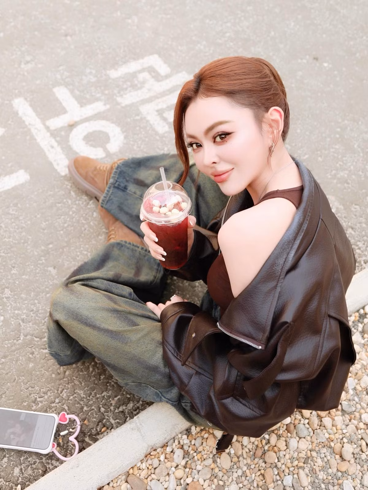 Trang Nemo được mệnh danh là "hot girl bán hàng online" nhờ sở hữu ngoại hình xinh đẹp cùng những livestream quảng cáo bán quần áo có lượng người tương tác khủng. Thậm chí, cô còn có riêng một fanpage chuyên phục vụ cho việc kinh doanh.