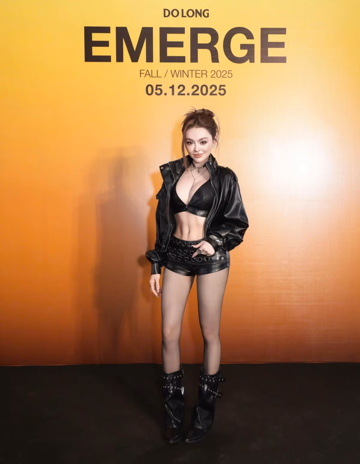 Màn phối đồ "khét lẹt" của Trang Nemo nhận nhiều ý kiến trái chiều. Trong khi một số ngợi khen phong cách ăn mặc, số khác lại cho rằng cô diện chiếc quần quá ngắn, rất dễ để bản thân rơi vào "thi phi". Ngoài ra, ở khoảnh khắc chụp bằng cam thường, cô để lộ làn da không đều màu.