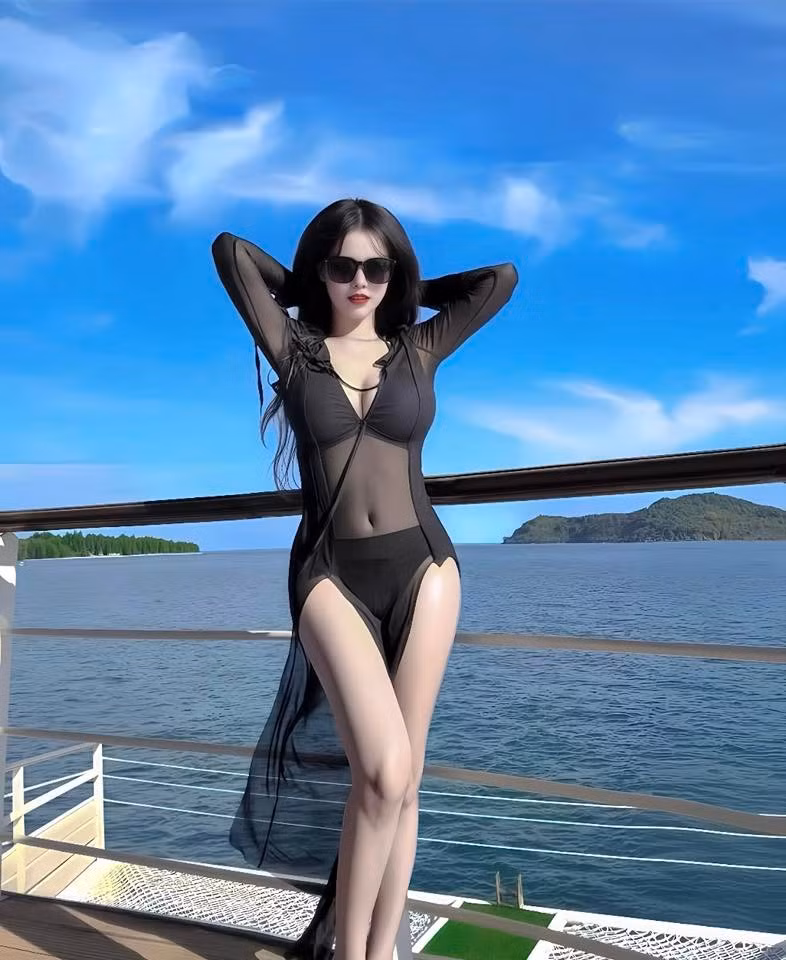 Yugi Kiều Oanh (tên thật là Nguyễn Hữu Kiều Oanh) là một cái tên nổi bật và được yêu thích trong cộng đồng cosplay và streamer tại Việt Nam. Cô được biết đến với vẻ ngoài xinh đẹp, cuốn hút cùng khả năng hóa thân đa dạng thành nhiều nhân vật trong game, anime và manga.