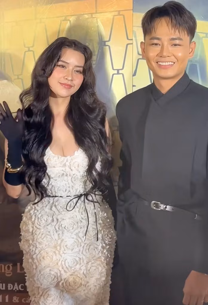 Gần đây, khi cư dân mạng nổ tin đồn Quyên Qui đã có bến đỗ và sinh hạ con đầu lòng, video mới nhất trên TikTok cá nhân của nữ diễn viên khiến dân mạng phải "đứng hình" bởi body ngày một bốc lửa.