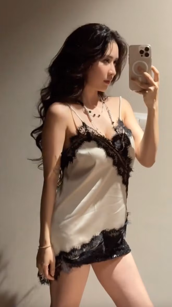 Câu trả lời nửa đùa nửa thật của Quyên Qui như ngầm khẳng định tin đồn đã sinh con gần đây là sự thật, dù trước đó khi nghi vấn mới nổ ra, cô từng có thái độ phủ nhận. Nếu đúng như vậy, việc Quyên Qui lấy lại vóc dáng chỉ sau 1 tháng từ lúc bị phàn nàn cân nặng, quả thực cũng là một công cuộc đáng nể.