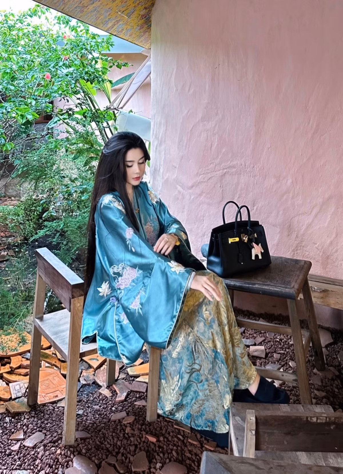 Với gương mặt "đẹp không góc chết", vóc dáng gợi cảm và vòng eo siêu nhỏ, Ngọc Trân thu hút gần 600.000 lượt theo dõi trên Facebook.