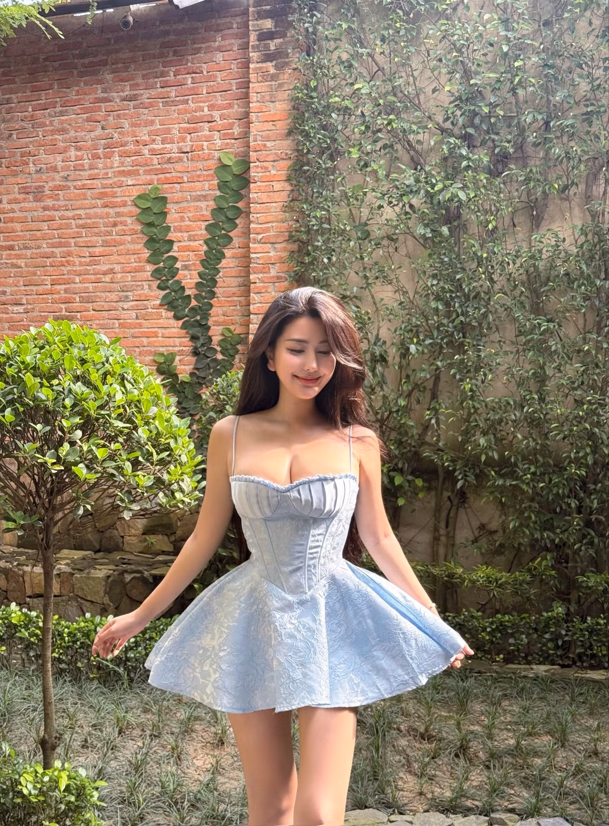 Chỉ sau vài giờ chia sẻ, bộ ảnh của Võ Ngọc Trân nhanh chóng thu hút hàng chục nghìn lượt yêu thích cùng bình luận khen ngợi.