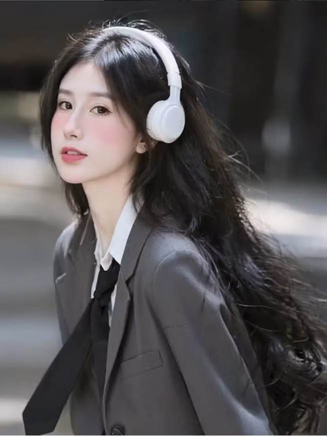 Các nhân vật ảo do AI thiết kế thường sở hữu một vẻ đẹp được coi là "tỷ lệ vàng", hoàn mỹ nhưng đôi khi thiếu đi sự sống động và cảm xúc. Ngược lại, vẻ đẹp của Tiểu Hý lại chinh phục người nhìn bằng chính sự tự nhiên và thần thái tươi tắn.