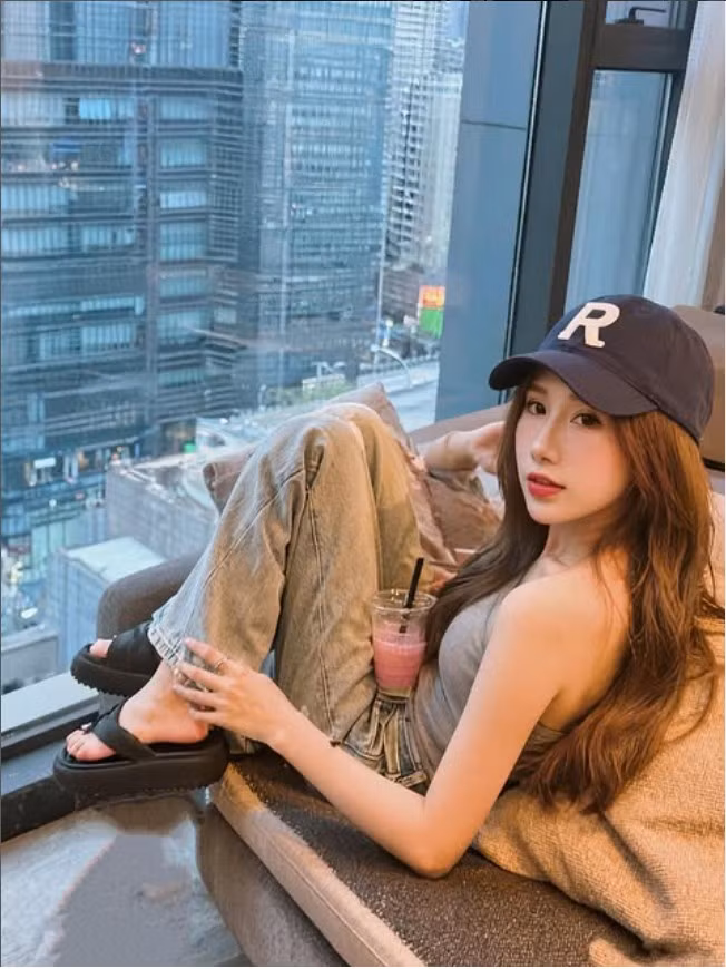 Biệt danh "vợ quốc dân" của Tiểu Hý ra đời từ chính sự yêu mến của cộng đồng mạng dành cho vẻ đẹp gần gũi, đáng yêu và tràn đầy năng lượng tích cực của cô.