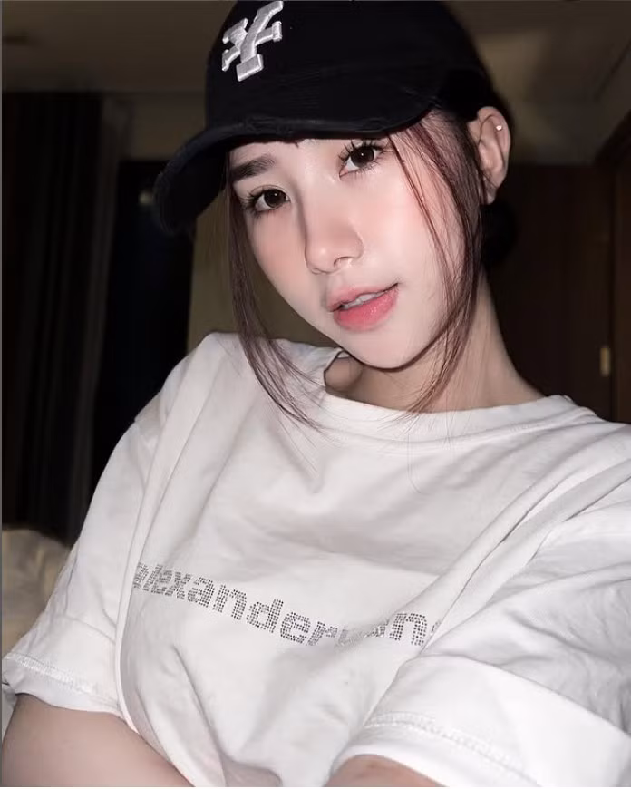 Tiểu Hý không chỉ là một hot girl có ngoại hình xinh đẹp, mà còn là một hình mẫu cho thấy sự sống động và cảm xúc chân thật mới chính là yếu tố tạo nên sức quyến rũ bền vững nhất, điều mà ngay cả những AI tân tiến nhất cũng khó lòng kiến tạo được. Ảnh sử dụng trong bài: FBNV