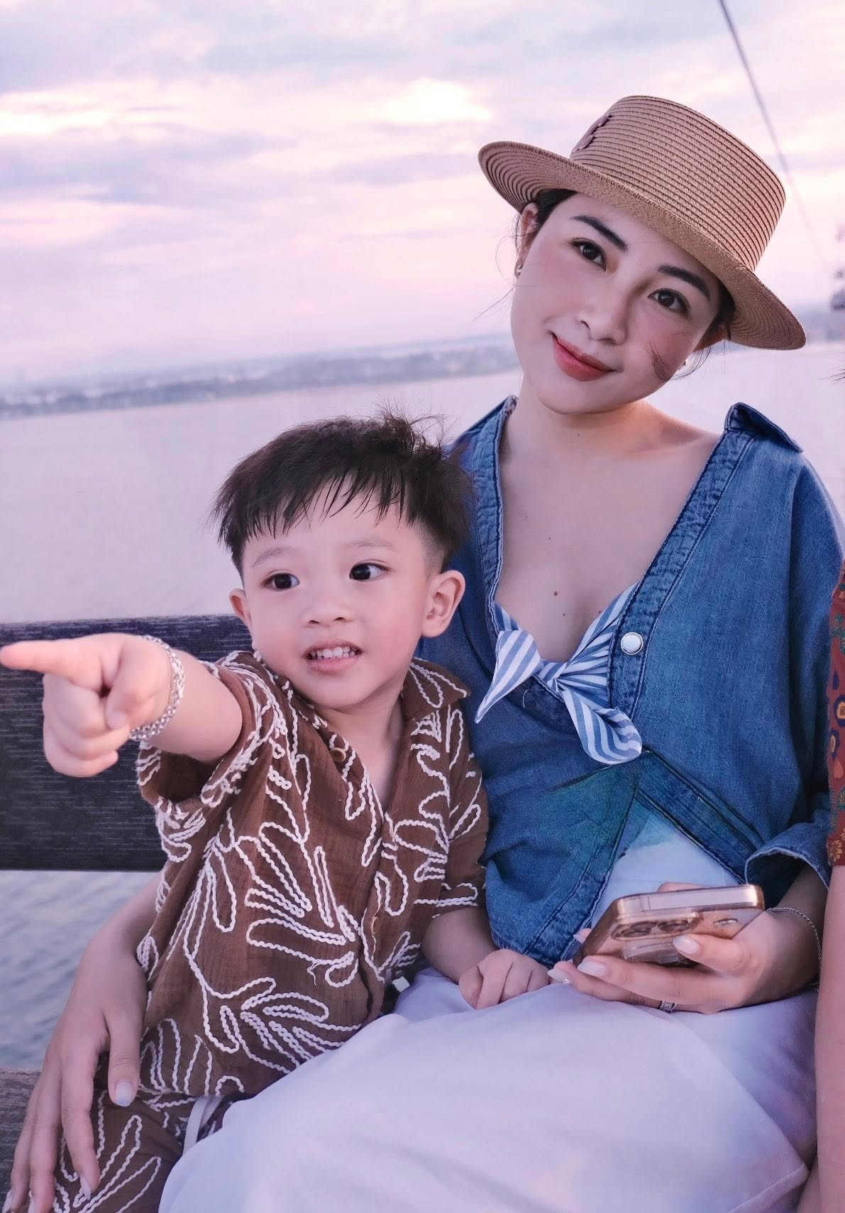 Võ Nhật Linh (sinh năm 1997, Nghệ An), là vợ cầu thủ Phan Văn Đức, cô từng nổi tiếng với hình ảnh cô giáo mầm non xinh đẹp, dễ thương.