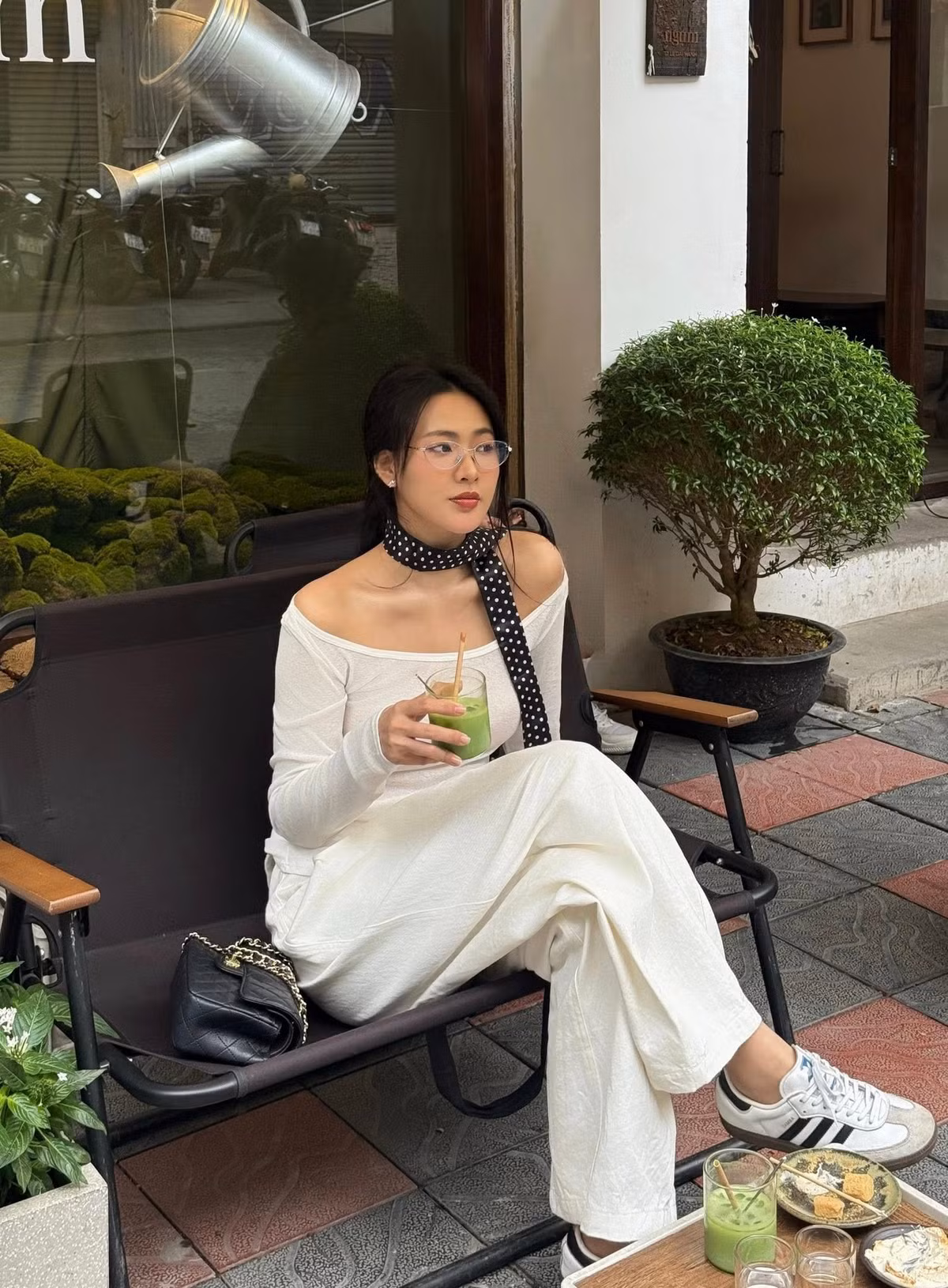 Dù hoạt động trong lĩnh vực nghệ thuật, Minh Trang vẫn giữ lối sống khá kín tiếng. Cô ít tham gia vào thị phi showbiz, thay vào đó tập trung cho công việc diễn xuất, đời sống cá nhân và những dự án cá nhân mang tính sáng tạo.