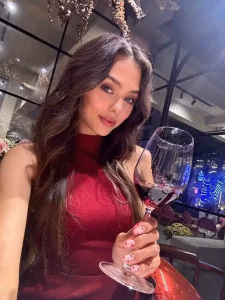 Vợ thủ môn Bùi Tiến Dũng từng chia sẻ bí quyết làm đẹp gồm chế độ ăn uống lành mạnh, bổ sung collagen, dùng mặt nạ dưỡng da chuyên biệt và giữ thói quen skincare đều đặn.