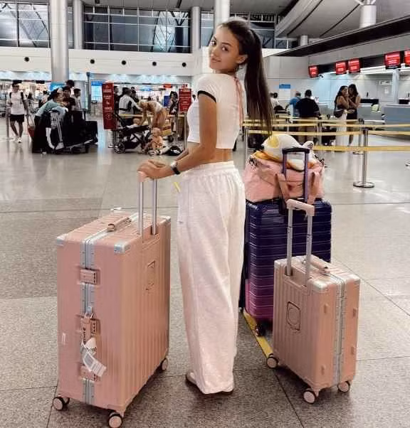 Người mẫu Dianka Zakhidova – vợ của thủ môn Bùi Tiến Dũng mới đây đã có chuyến trở về quê nhà Ukraine và nhanh chóng thu hút sự chú ý của cộng đồng mạng khi chia sẻ loạt ảnh đời thường trên mạng xã hội.