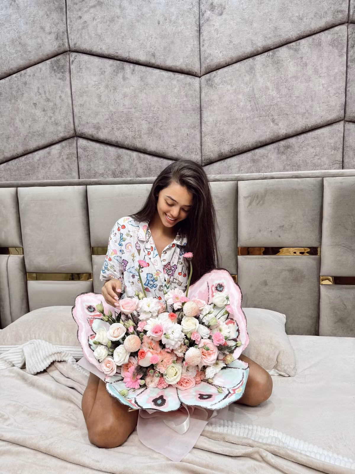 Đây không phải lần đầu Dianka tự tin khoe mặt mộc, nhưng mỗi lần xuất hiện tự nhiên, cô đều nhận được sự quan tâm lớn từ người hâm mộ nhờ vẻ đẹp giản dị, gần gũi nhưng vẫn đầy cuốn hút.