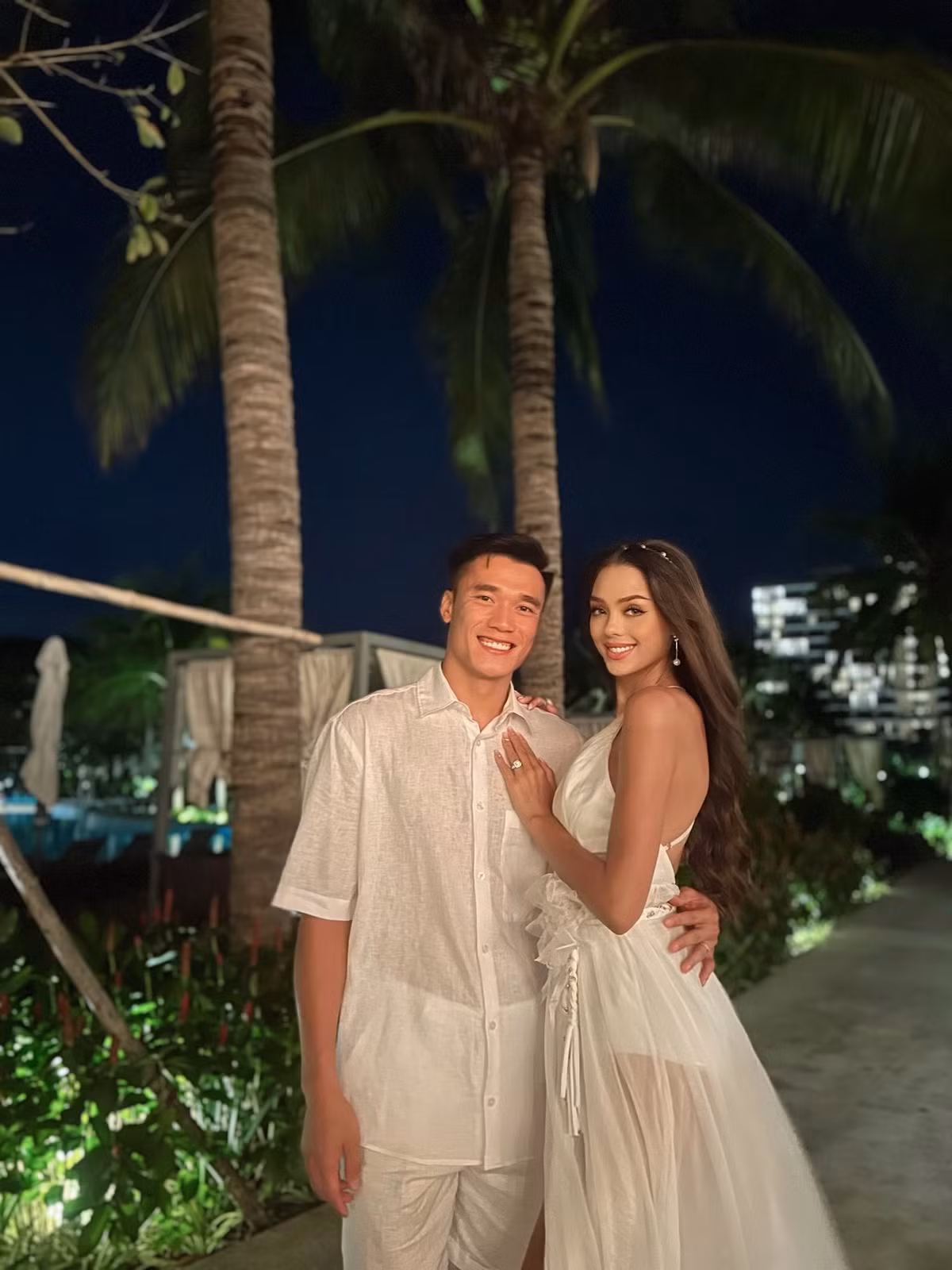 Nhiều bình luận trên mạng xã hội dành lời khen ngợi cho nhan sắc đời thường của bà xã thủ môn Bùi Tiến Dũng, thậm chí có ý kiến cho rằng cô "đẹp hơn cả khi trang điểm".