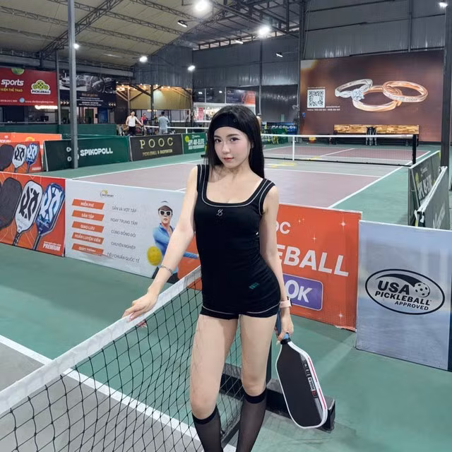 Thậm chí, nhiều người còn lo ngại rằng, video của gái xinh này có thể tạo ra những hình ảnh không phù hợp và ảnh hưởng đến hình ảnh của cộng đồng chơi pickleball.