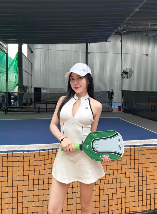 Netizen rằng, sân pickleball Nguyễn Mai nên là nơi tập trung vào kỹ năng và tinh thần thể thao, thay vì trở thành sân khấu biểu diễn. Thậm chí, nhiều bình luận có phần nhạy cảm đã xuất hiện bên dưới bài đăng.