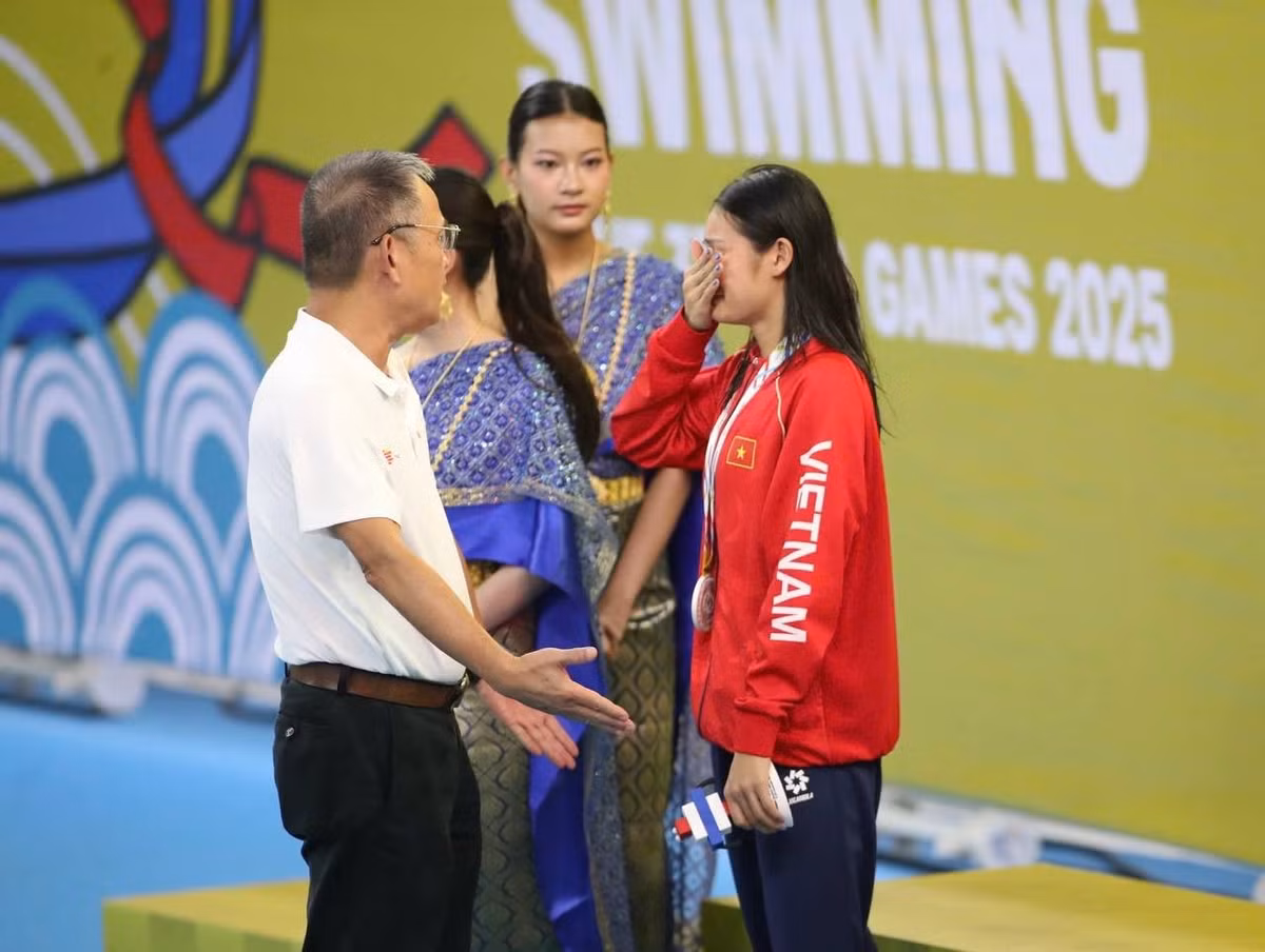 Theo đó, vào tối 13/12, tại nhà thi đấu môn bơi, Mỹ Tiên đã giành HCB ở nội dung 400m hỗn hợp cá nhân nữ. Ban đầu Mỹ Tiên vui vẻ lên bục nhận huy chương nhưng sau đó, một lãnh đạo của Hiệp hội Thể thao dưới nước Việt Nam đã trao đổi ngắn với cô, góp ý về kỹ thuật thi đấu khiến Mỹ Tiên bật khóc nức nở. Ảnh: Hải Đăng