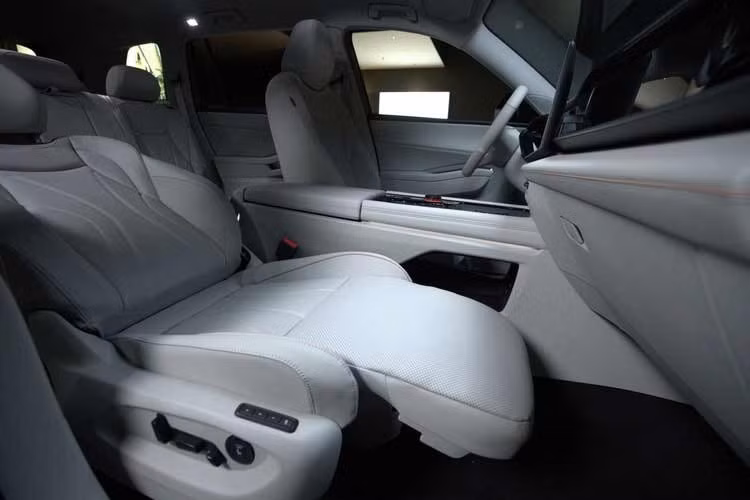 Động cơ mới được cải tiến với công nghệ turbo cánh biến thiên. Hệ thống phun nhiên liệu áp suất cao 500 bar, giúp tăng hơn 23% công suất so với thế hệ trước, đồng thời tối ưu hiệu quả sử dụng nhiên liệu.