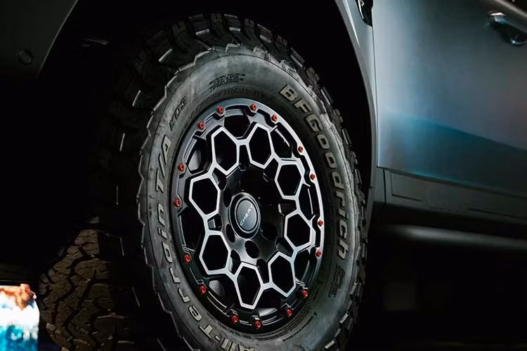 Dẫu vậy, kết hợp với ốp cua lốp mở rộng và vuông vức, cabin kép dáng đứng, tay nắm cửa và gương chiếu hậu cỡ lớn, Chery KP31 trông hấp dẫn hơn hẳn đàn anh Rely R08 EV có phần nhạt nhòa.