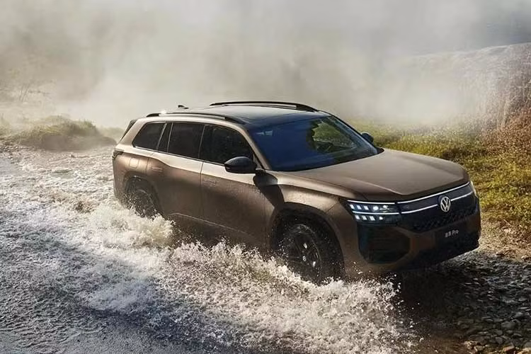 Việc mở đặt hàng Teramont Pro cho thấy tham vọng của Volkswagen trong việc củng cố hiện diện ở phân khúc SUV cỡ lớn tại Việt Nam, nơi người tiêu dùng ngày càng tìm kiếm những mẫu xe không chỉ mạnh mẽ, đa dụng mà còn mang lại trải nghiệm tiện nghi tiệm cận chuẩn mực hạng sang. Với Teramont Pro, hãng xe Đức kỳ vọng tạo ra lựa chọn mới cho nhóm khách hàng đề cao không gian, sự êm ái và công nghệ trong những chuyến đi dài.