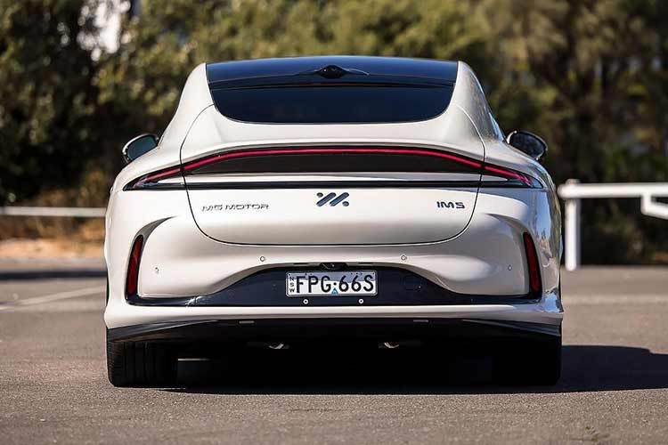 Với bản Top, xe được trang bị 2 mô-tơ điện có tổng công suất 751 mã lực và mô-men xoắn cực đại 802 Nm. Bản Top dùng pin tương tự như trên nhưng phạm vi di chuyển rút xuống còn 654 km. Thời gian tăng tốc từ 0-100 km/h của bản Top là 3,2 giây trong khi tốc độ tối đa đạt 268 km/h. MG IM5 hỗ trợ sạc chậm AC 11 kW và sạc nhanh DC 396 kW. Nhờ đó, thời gian sạc pin từ 10% lên 80% bằng sạc nhanh chỉ rơi vào khoảng 17 phút.