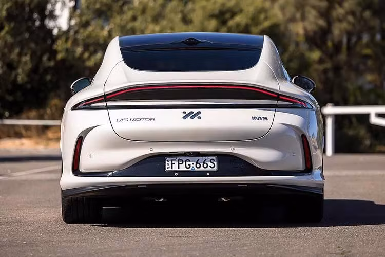 Với bản Top, xe được trang bị 2 mô-tơ điện có tổng công suất 751 mã lực và mô-men xoắn cực đại 802 Nm. Bản Top dùng pin tương tự như trên nhưng phạm vi di chuyển rút xuống còn 654 km. Thời gian tăng tốc từ 0-100 km/h của bản Top là 3,2 giây trong khi tốc độ tối đa đạt 268 km/h. MG IM5 hỗ trợ sạc chậm AC 11 kW và sạc nhanh DC 396 kW. Nhờ đó, thời gian sạc pin từ 10% lên 80% bằng sạc nhanh chỉ rơi vào khoảng 17 phút.