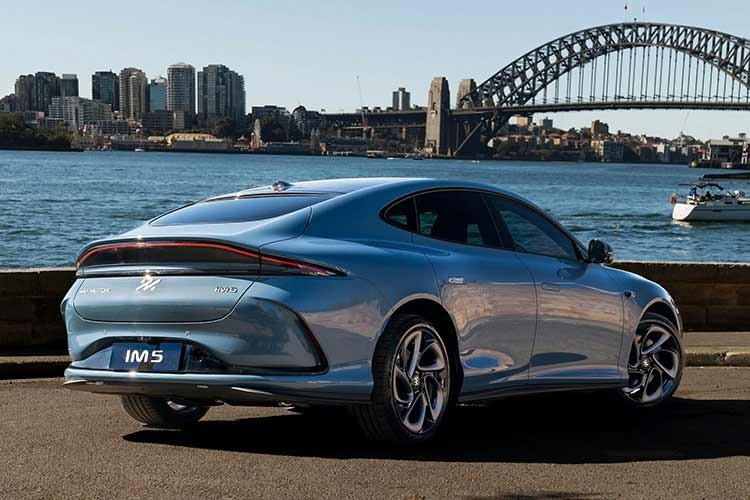 MG IM5 sở hữu ngôn ngữ thiết kế bo tròn với cụm đèn pha “đôi mắt thằn lằn” đặc trưng, mang đậm phong cách xe điện Trung Quốc hiện đại. Người sự dẫn dắt của đội ngũ thiết kế mẫu xe này là ông Jozef Kaban - người từng làm việc tại Rolls-Royce và Audi. Tuy nhiên, thiết kế nổi tiếng nhất trong sự nghiệp của ông là Bugatti Veyron.