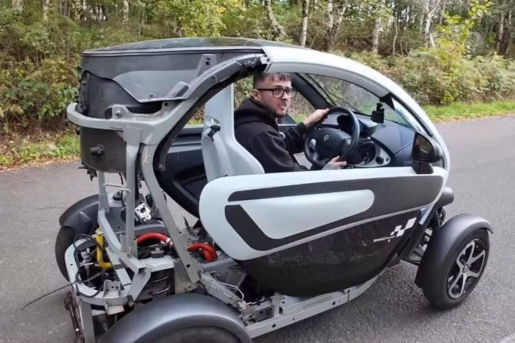 Cụ thể, DM Performance đã loại bỏ động cơ nguyên bản và thay thế bằng hệ truyền động của Stark Varg - mẫu mô tô cào cào điện mạnh nhất hiện nay. Kết quả là công suất của xe tăng vọt lên 80 mã lực, biến chiếc xe tí hon thành một con quái vật thực thụ trên đường đua.