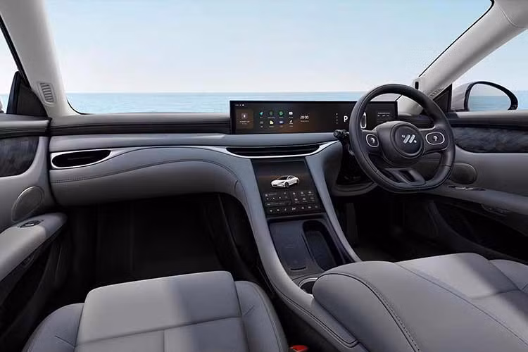 Màn hình "chìm đắm" 26,3 inch trải dài trên táp-lô được đặt không quá cao, tạo cảm giác cân đối. Theo đánh giá thực tế, màu sắc hiển thị của màn hình dịu mắt và biểu tượng có kích thước hợp lý, dễ nhìn. Một phần màn hình ngay trước mặt người lái còn có thể hiển thị video độ phân giải cao hoặc góc khuất thông qua camera đặt ở cột A. Màn hình hỗ trợ kết nối Apple CarPlay và Android Auto đồng thời vận hành mượt mà, gần như không có độ trễ.