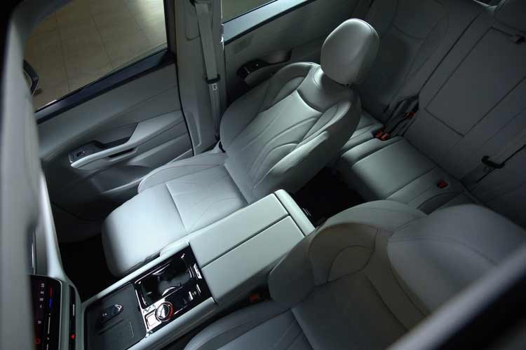 Về vận hành, Teramont Pro sử dụng động cơ xăng tăng áp EA888 thế hệ thứ năm, công suất 268 mã lực, mô-men xoắn cực đại 400 Nm, kết hợp hộp số ly hợp kép DSG 7 cấp và hệ dẫn động bốn bánh toàn thời gian 4MOTION.