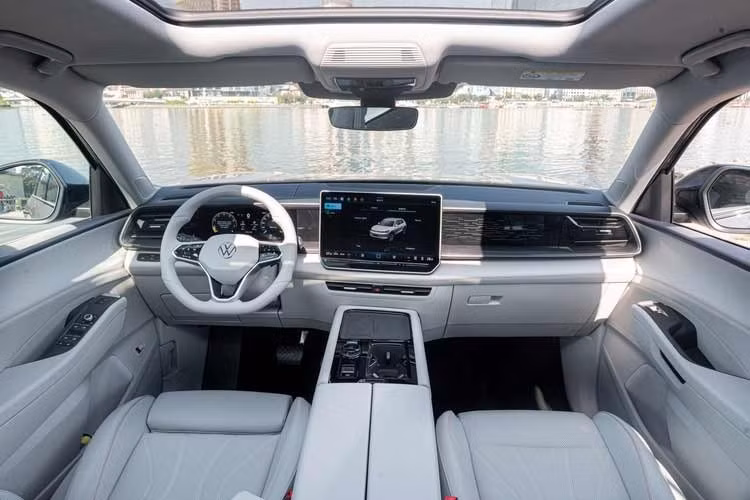 Điểm khác biệt đáng chú ý nhất của Teramont Pro nằm ở ghế hành khách phía trước dạng thương gia, được hãng gọi là Queen Seat. Đây là lần đầu tiên một mẫu SUV trong phân khúc được trang bị ghế hành khách trước với loạt tính năng cao cấp như chỉnh điện 14 hướng, thông gió, sưởi, massage nhiều chế độ, đệm hơi tựa lưng và đệm đỡ chân chỉnh điện.