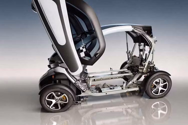 Bên cạnh động cơ, bộ pin của Stark Varg cũng được chuyển sang Twizy. Khối pin này chỉ nặng 32 kg, nhẹ hơn đáng kể so với bộ pin 100 kg nguyên bản, đồng thời có khả năng xả dòng cao để đáp ứng yêu cầu vận hành hiệu suất lớn. Sự cải thiện về trọng lượng góp phần tối ưu hóa khả năng tăng tốc và cân bằng xe.