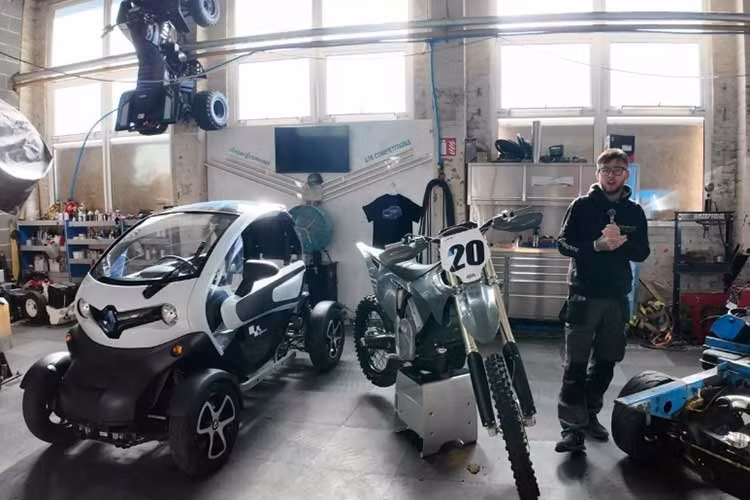 Dự án của xưởng độ DM Performance với chiếc xe mini điện Renault Twizy không chỉ phá vỡ mọi giới hạn về vật lý mà còn tạo ra một nghịch lý thú vị khi một chiếc xe tí hon lại sở hữu thông số vận hành khiến các siêu phẩm tốc độ hàng đầu cũng phải "ngả mũ".