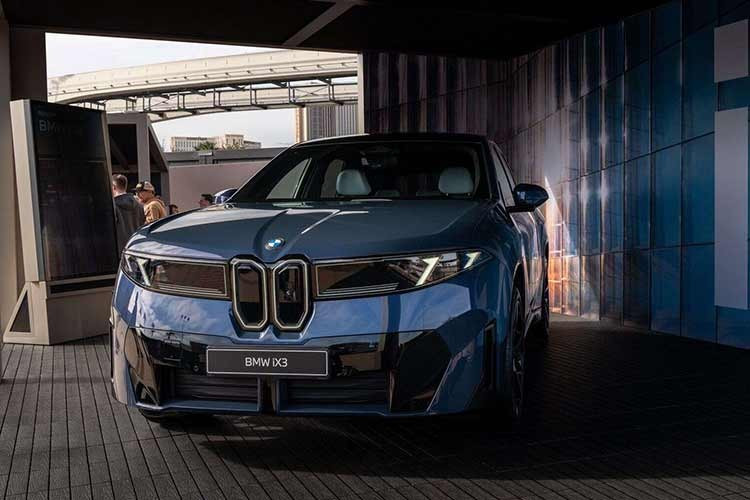 BMW iX3 hiện chưa được bàn giao cho khách hàng nhưng gần như đã "cháy hàng" trong cả năm 2026. Nói cách khác, mọi chiếc BMW iX3 được sản xuất trong năm 2026 gần như đều đã có chủ. Hiện giá bán của BMW iX3 2026 tại thị trường Thái Lan vẫn chưa được công bố.
