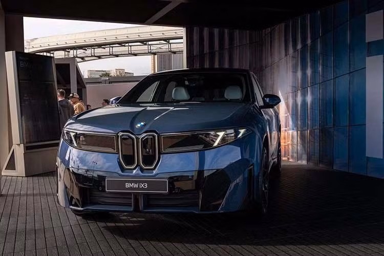 BMW iX3 hiện chưa được bàn giao cho khách hàng nhưng gần như đã "cháy hàng" trong cả năm 2026. Nói cách khác, mọi chiếc BMW iX3 được sản xuất trong năm 2026 gần như đều đã có chủ. Hiện giá bán của BMW iX3 2026 tại thị trường Thái Lan vẫn chưa được công bố.