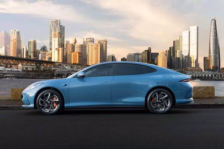 Nhìn bên ngoài, MG IM5 sở hữu thiết kế mượt mà và trông khá nhỏ gọn. Tuy nhiên, trên thực tế, mẫu xe này lại sở hữu kích thước dài x rộng x cao khá lớn, lần lượt 4.931x 1.960 x 1.474 mm và chiều dài cơ sở 2.950 mm. Với kích thước này, xe sẽ là đối thủ mới trong phân khúc sedan hạng D.