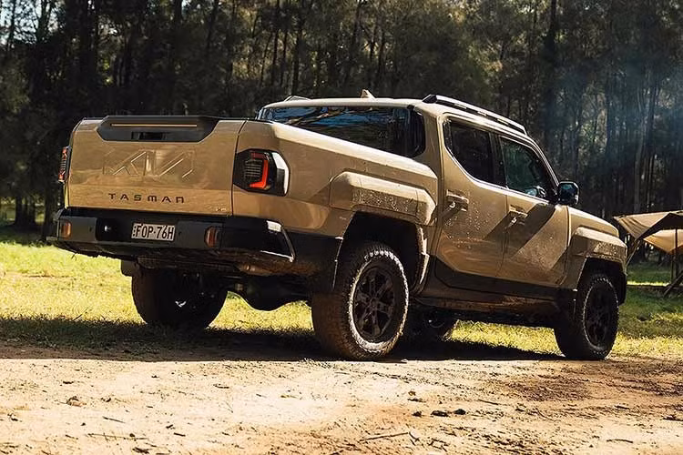 Phiên bản trưng bày tại Việt Nam thuộc biến thể X-Pro cao cấp, hướng đến khách hàng thường xuyên di chuyển trên địa hình phức tạp. Thiết kế Tasman gây ấn tượng mạnh với dáng xe vuông vức, khác biệt, đầu xe dựng cao, cụm đèn LED đặt dọc và nhiều chi tiết tạo hình táo bạo.
