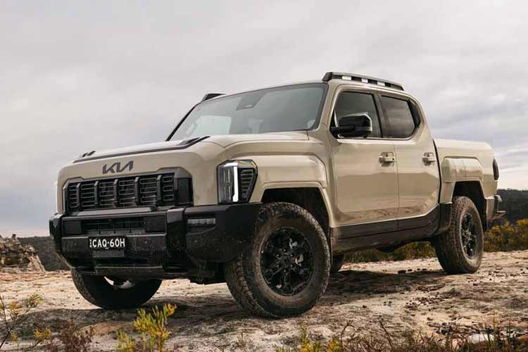 Kia Tasman ﻿Ở phân khúc bán tải, Kia Tasman hoàn toàn mới cũng đang rục rịch chuẩn bị ra mắt người dùng Việt. Mẫu xe này từng được trưng bày tại một sự kiện nội bộ của THACO đầu năm 2026 và nhiều khả năng sẽ chính thức trình làng vào giữa hoặc cuối năm nay. Tasman đánh dấu lần đầu Kia bước chân vào phân khúc bán tải cỡ trung – nơi Toyota Hilux và Ford Ranger đang chiếm ưu thế.