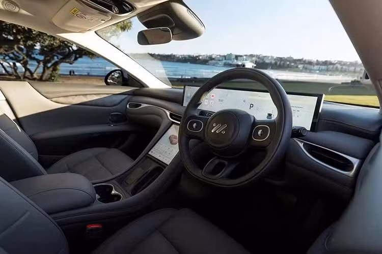 Nội thất của xe MG đã tiến bộ rất nhanh trong thời gian ngắn, nhưng IM5 vẫn ở một đẳng cấp khác hẳn về vật liệu xa xỉ và không khí kiểu “phòng khách” so với các mẫu ô tô cùng thương hiệu. Bề mặt bọc da tổng hợp mềm mại, đầy đặn, cụm điều khiển trung tâm rộng, dốc nhẹ hay màn hình cảm ứng trung tâm 10,5 inch theo phong cách Porsche Taycan tạo cảm giác đây là sản phẩm của một thương hiệu cao cấp hơn là MG.