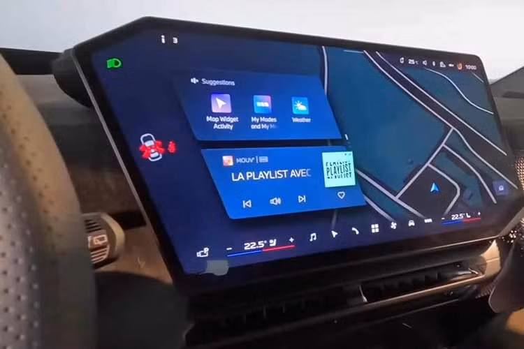 Các trang bị tùy chọn của xe gồm có hệ thống âm thanh Harman Kardon 13 loa, cửa sổ trời toàn cảnh và điều hòa tự động 3 vùng độc lập. Xe cũng có hiệu ứng âm thanh mới từ hệ thống BMW HypersonX.